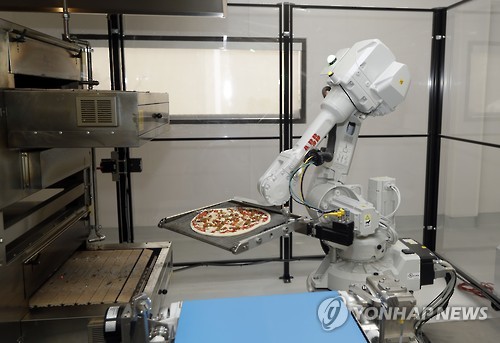 토핑된 피자를 오븐에 옮기는 로봇 '브루노' [AP=연합뉴스 자료사진]