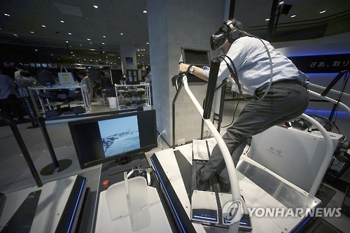 VR 체험을 즐기는 관객(자료)