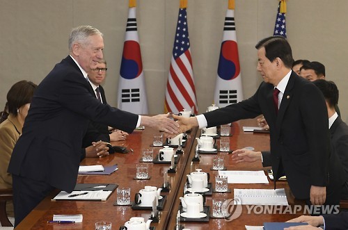 2월 3일 서울서 열린 회담에서 악수하는 한미 국방장관(AP.연합뉴스)