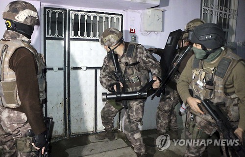 IS 대원 검거작전 벌이는 터키 경찰
