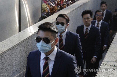 홍콩 경찰, 시위참가자 집단구타 경찰관 유죄판결