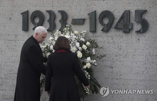 독일 뮌헨 인근의 과거 나치 강제수용소 방문한 마이크 펜스 美부통령 부부