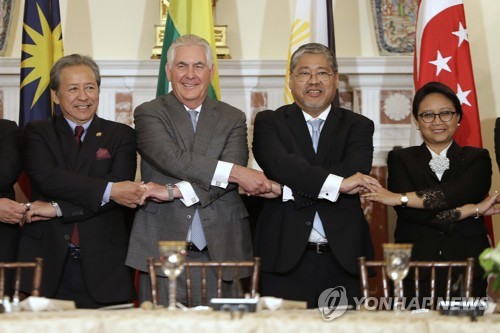 미-아세안 외교장관 회담에 참석한 렉스 틸러슨(왼쪽에서 두번째) 미 국무장관
