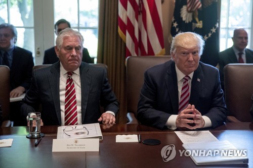 도널드 트럼프(오른쪽) 대통령과 렉스 틸러슨 국무장관