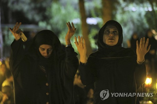 라마단 성월 중 기도를 하는 이란의 이슬람 신자들