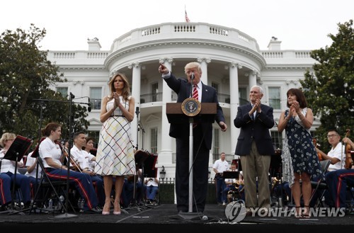 지난 22일 백악관서 열린 연례 의회 피크닉장의 도널드 트러프(왼쪽) 대통령