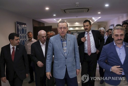 에르도안, 명절 기도회서 '휘청'…처치·휴식 후 회복