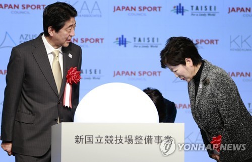아베 신조 일본 총리(왼쪽)과 고이케 유리코 도쿄도지사[AP=연합뉴스 자료사진]