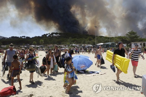 프랑스 남부 지중해연안 휴양지에서 보이는 산불