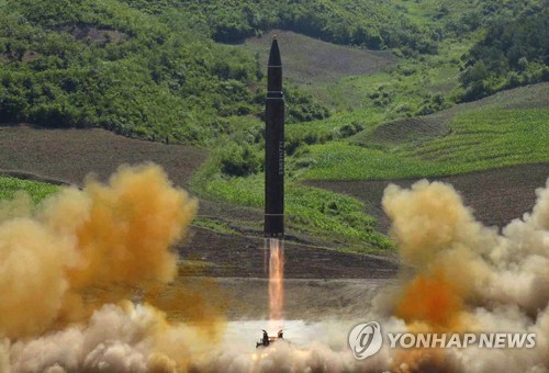 북한의 화성-14형 발사 장면