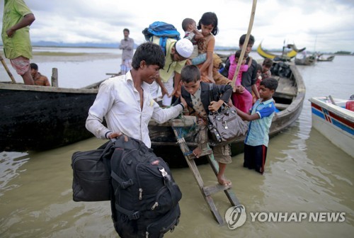 지난 8월 31일 방글라데시 테크나프에 도착한 미얀마 로힝야족 난민들이 배에서 내리고 있다.[AP=연합뉴스 자료사진]