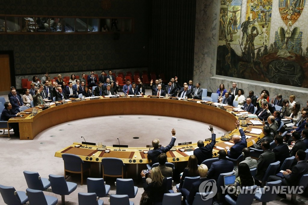 유엔 안보리 회의에서 대북제재 결의 2375호를 채택하는 모습