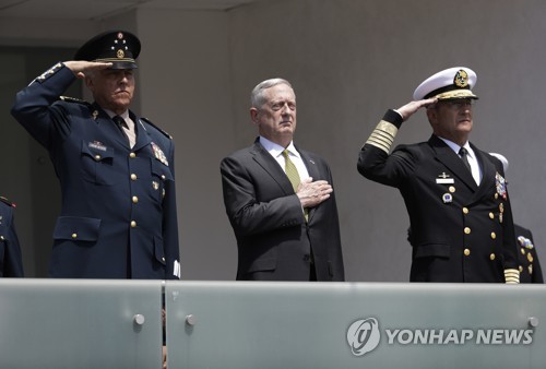 멕시코 간 매티스 미 국방장관(가운데)