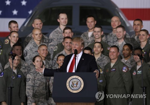  미 앤드루스 공군기지 방문해 장병들에게 연설하는 도널드 트럼프 미국 대통령
