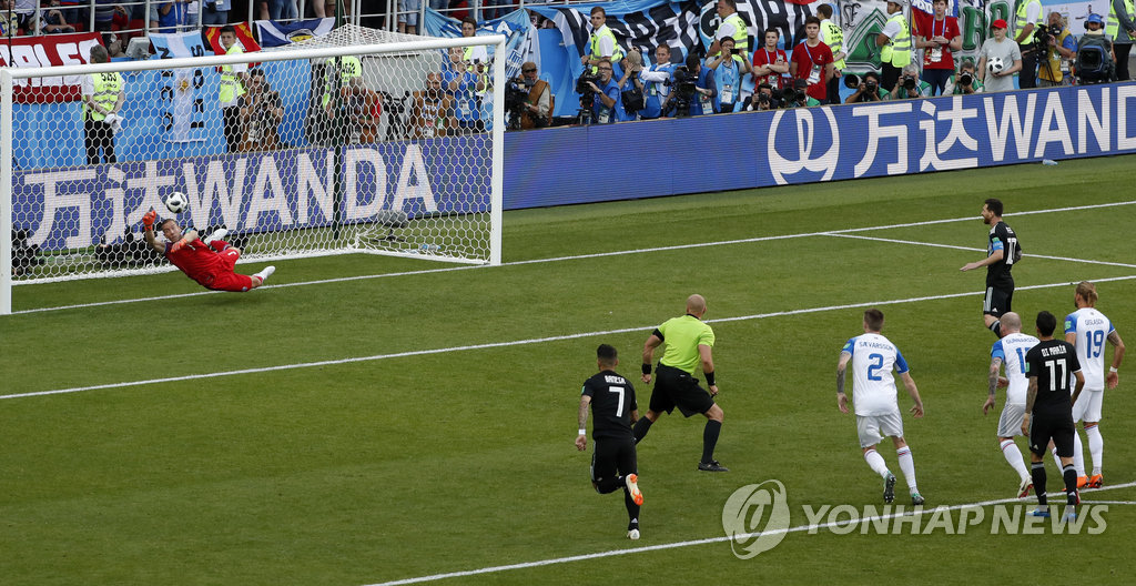아르헨티나 리오넬 메시의 페널티킥이 아이슬란드 골키퍼 하네스 할도르손의 선방에 막히는 장면. [AP=연합뉴스 자료사진]
