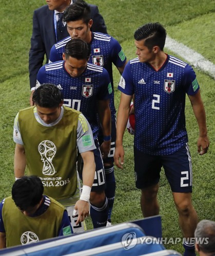 일본 축구대표팀 선수들이 3일(한국시간) 러시아 로스토프 아레나에서 열린 2018 국제축구연맹(FIFA) 러시아 월드컵 16강 벨기에와 경기에서 2-3으로 패한 뒤 고개를 숙이고 퇴장하고 있다.[AP=연합뉴스]