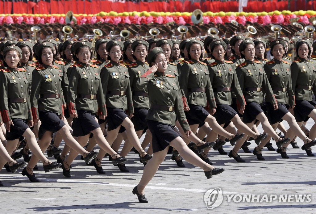 행진하는 북한 여군