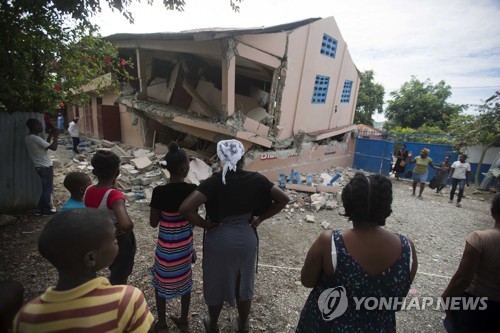 지진으로 붕괴한 학교 건물을 지켜보는 아이티 주민들 [AP=연합뉴스] 