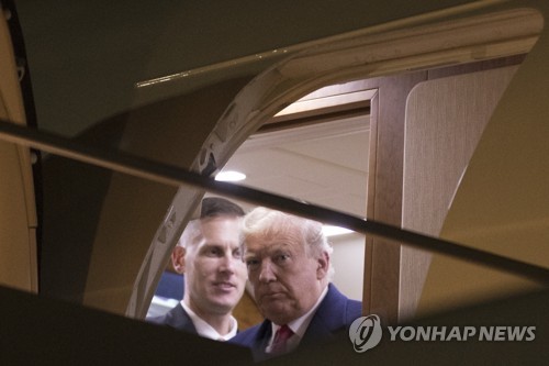 인디애나와 일리노이 주를 방문하고 워싱턴DC로 돌아온 트럼프