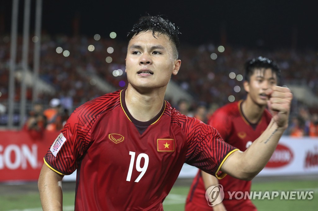 베트남은 6일 베트남 하노이 미딘 국립 경기장에서 열린 2018 스즈키컵 준결승 2차전 홈 경기에서 필리핀을 2-1로 꺾었다. 사진은 응우옌꽝하이가 골을 넣고 환호하는 모습. [AP=연합뉴스]