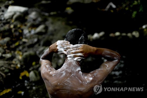 계곡에서 몸을 씻는 베네수엘라 카라카스 주민