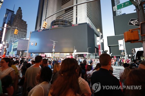 정전 여파 불 꺼진 뉴욕의 타임스퀘어