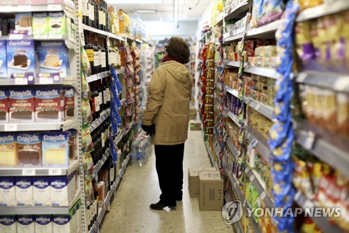 아르헨티나 슈퍼마켓에서 장 보는 시민