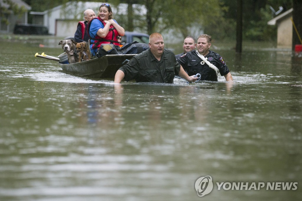 폭우로 물에 잠긴 美텍사스주 남동부…주민 1천여명 구조