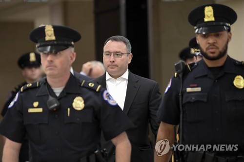7일 탄핵조사에서 진술을 마치고 떠나는 빈드먼 중령