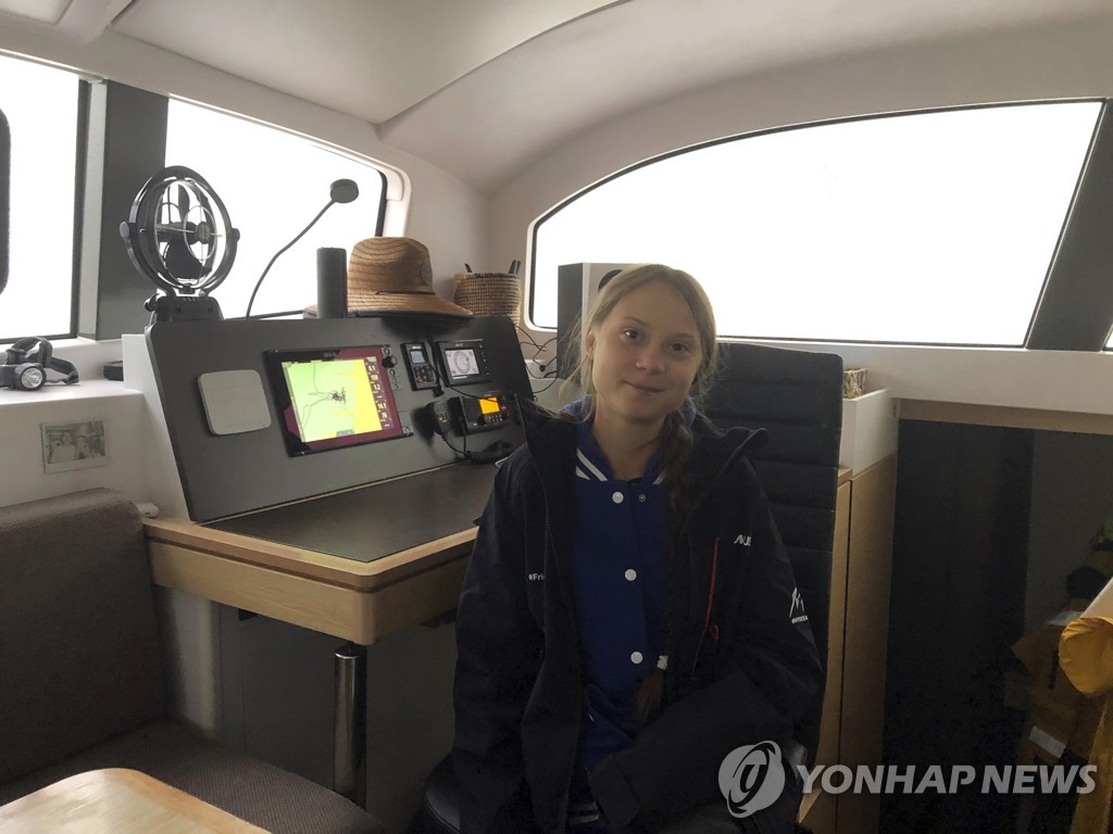 배를 타고 스페인으로 향하는 그레타 툰베리