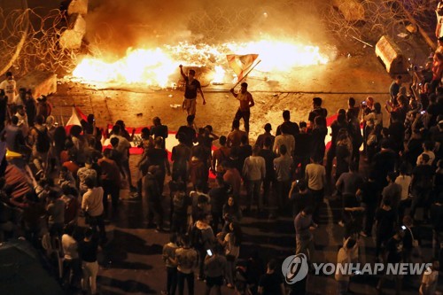 레바논의 수도 베이루트에서 주요 도로를 막는 반정부시위가 계속되고 있다.[AP=연합뉴스 자료사진}