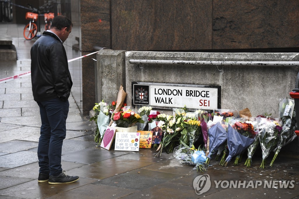 런던 브리지 테러 현장에 놓인 조화 [AP=연합뉴스]