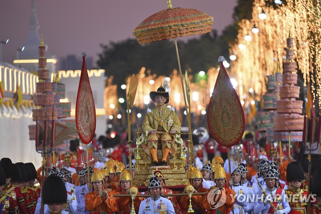 '국왕의 즉위를 기념하며'…태국 왕실 바지선 행사