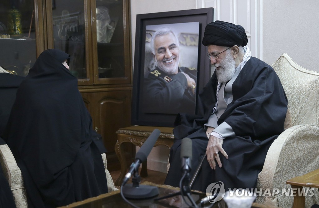 3일 미군 공격에 폭사한 솔레이마니 사령관의 유족을 위로하는 하메네이 이란 최고지도자(오른쪽)