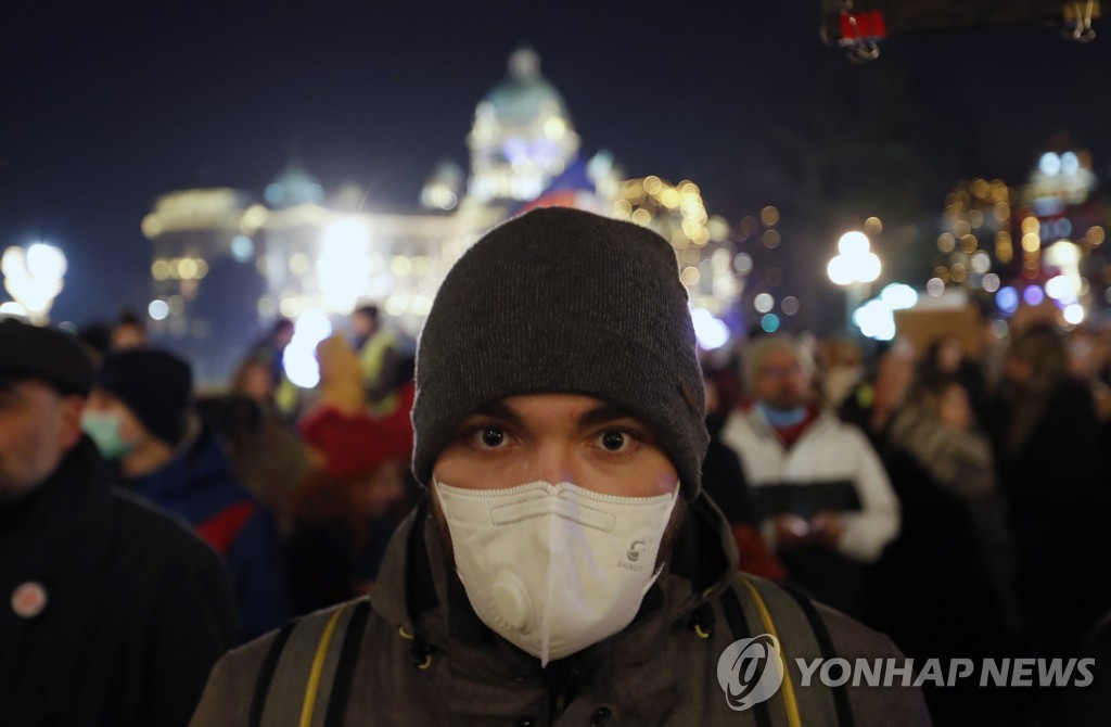 마스크를 쓴 채 대기오염 항의 시위에 참가한 세르비아의 한 시민. [AP=연합뉴스]