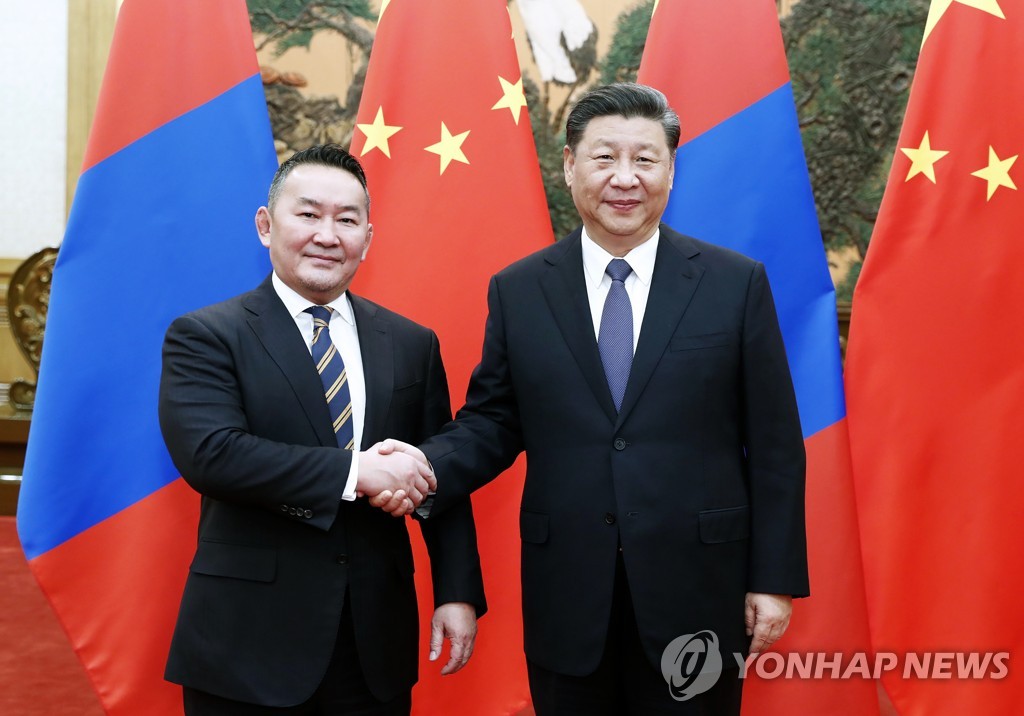 칼트마 바툴가 몽골 대통령(왼쪽)과 시진핑 중국 국가주석이 27일 베이징 인민대회당에서 악수하고 있다. [신화=연합뉴스]