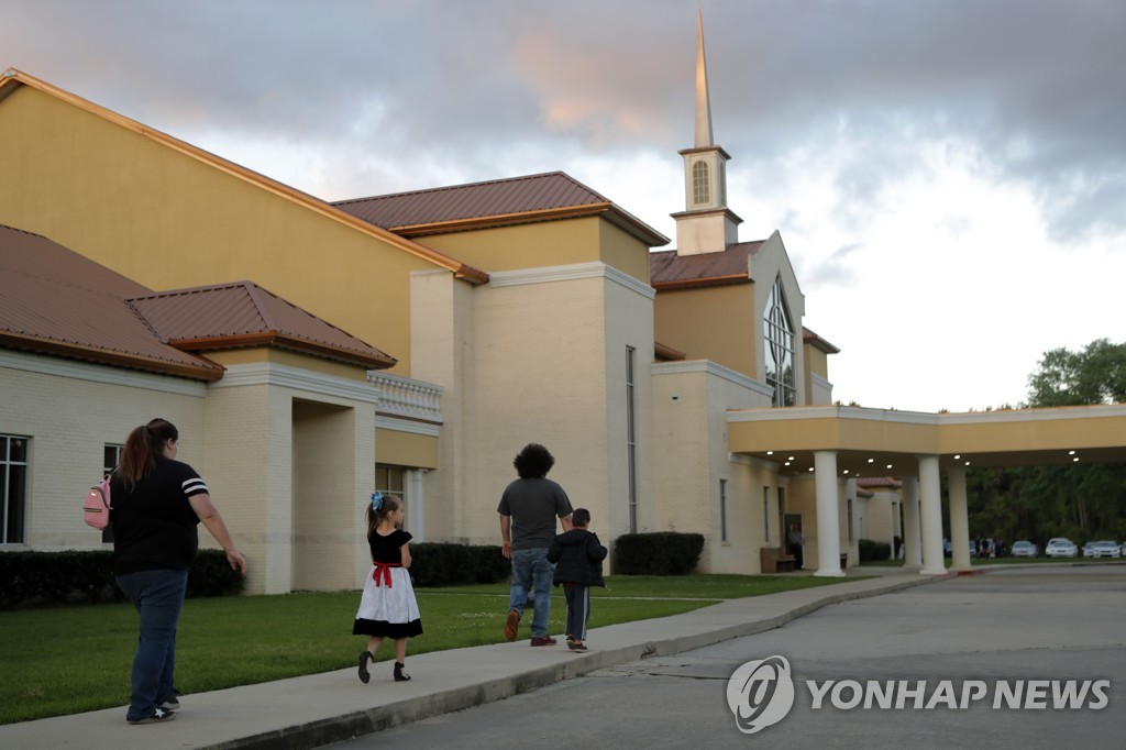 예배 강행으로 논란이 되고 있는 미국 루이지애나의 한 교회