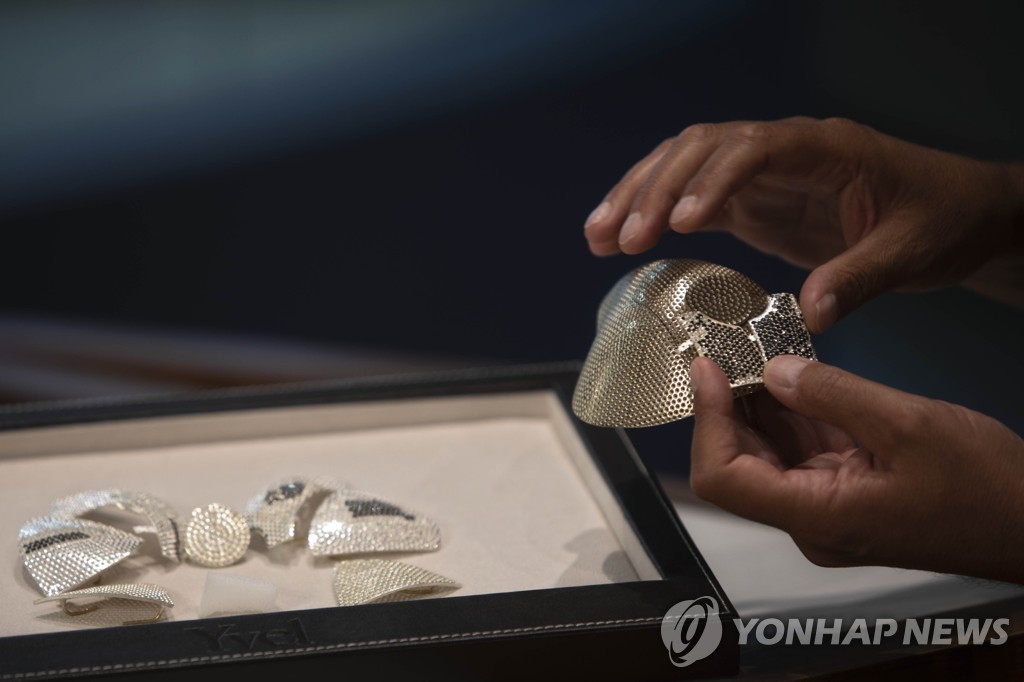 9일(현지시간) 공개된 중국인 기업가 주문으로 이스라엘 보석업체 이벨이 제작한 초호화 마스크. 18캐럿 백금에 3천600개 다이아몬드로 장식한 N99 필터 마스크로 가격이 150만달러다. [AP=연합뉴스]