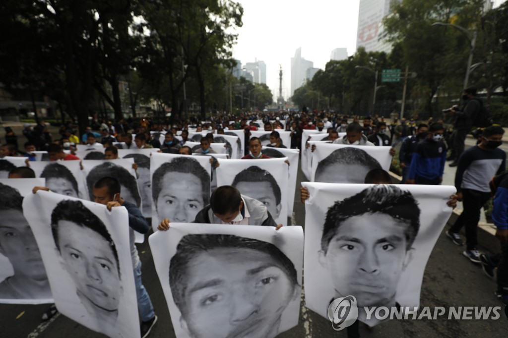 ′비극이 되풀이되지 않도록′…멕시코 6년전 집단 실종 43명 추모 집회