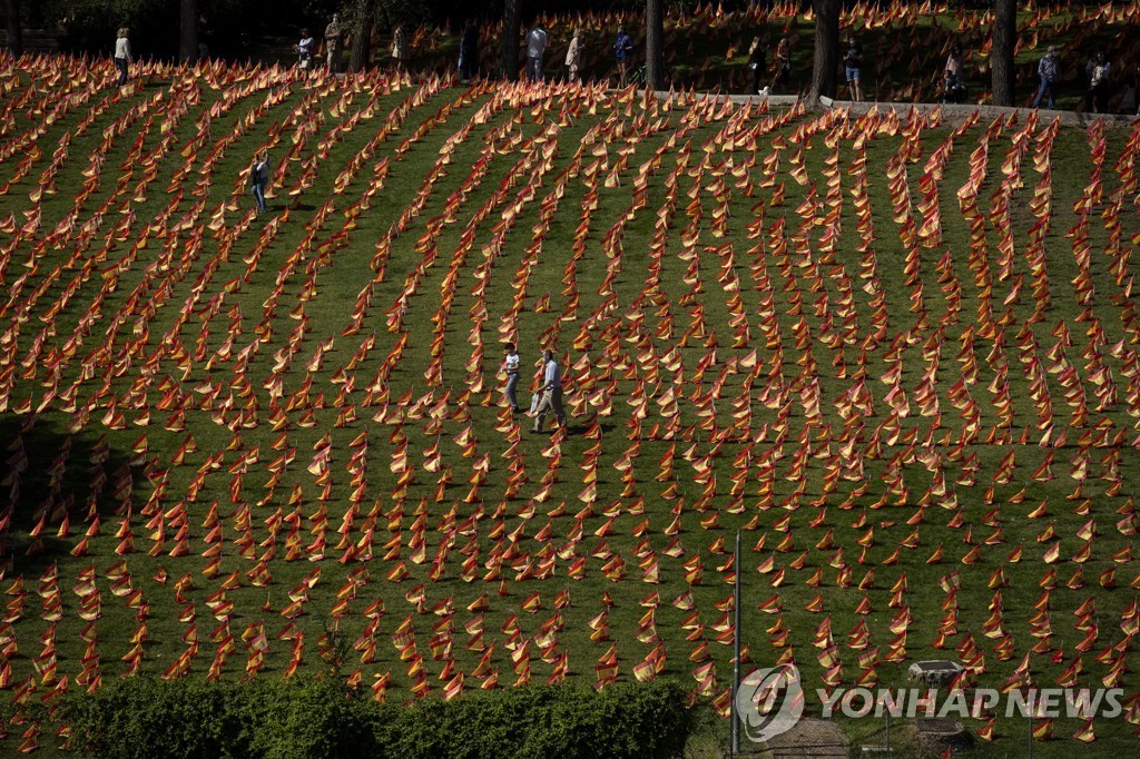 '코로나19 희생자를 추모하며'…공원 가득 메운 5만 3천개의 스페인 국기