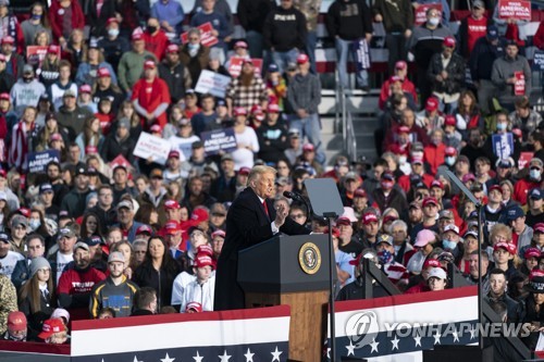 격전지 펜실베이니아주 누비는 트럼프 대통령. 상당수 지지자가 마스크를 쓰지 않고 있다.