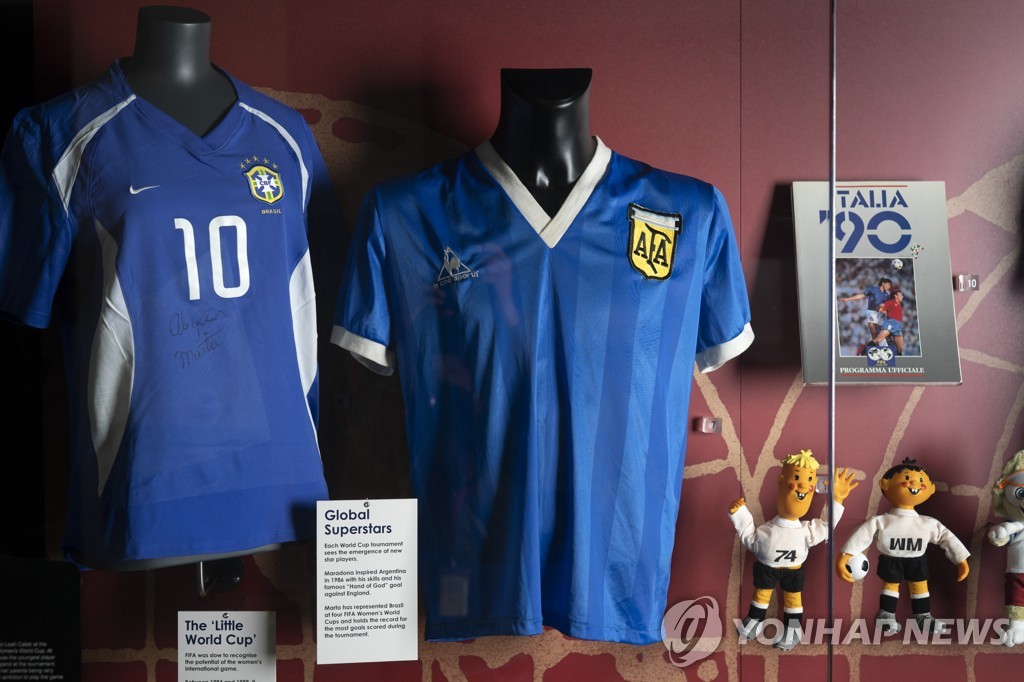 영국 국립축구박물관에 전시된 마라도나의 1986년 멕시코월드컵 유니폼