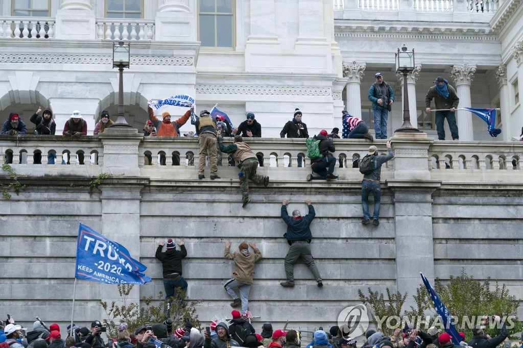 미 의회 의사당 외벽 타고 오르는 트럼프 지지자들[AP=연합뉴스]