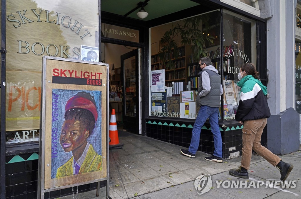 25일(현지시간) 미국 캘리포니아주 로스앤젤레스의 한 서점 앞에 어맨다 고먼의 포스터가 붙은 표지판이 세워져 있다.