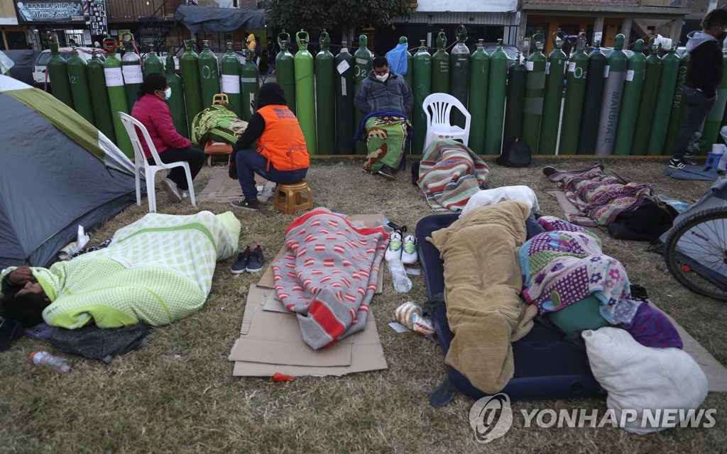 2일(현지시간) 산소탱크 충전 기다리며 노숙하는 페루 사람들