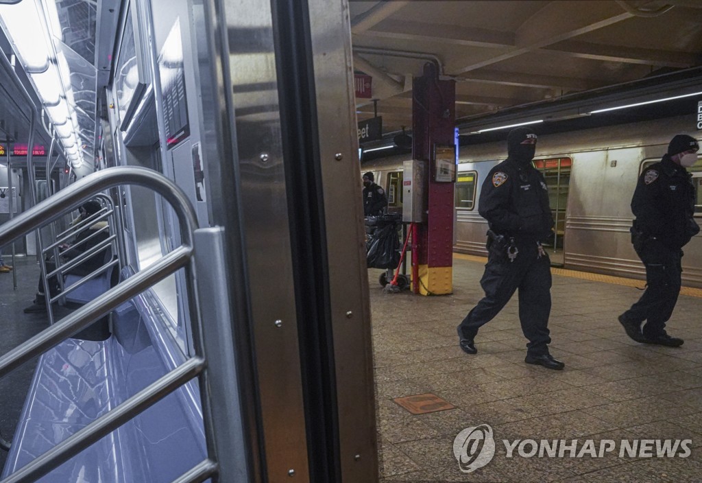뉴욕 지하철에 배치된 경찰