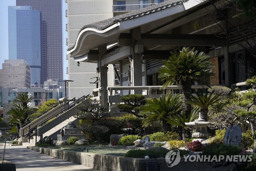 지난 25일(현지시간) 기물파손과 방화의 대상이 된 로스앤젤레스 '리틀도쿄' 내 '히가시 혼간지 불교사원' 정문 모습