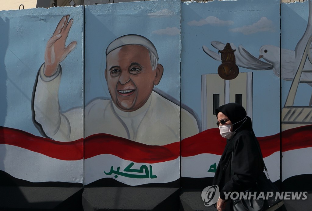 이라크 바그다드 시내에 등장한 프란치스코 교황 벽화. 2021.3.1. [AP=연합뉴스]