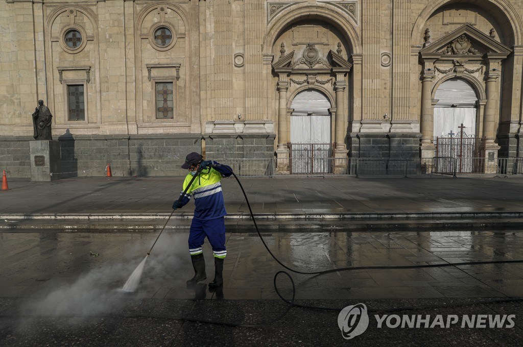 칠레 산티아고 대성당 앞 소독작업