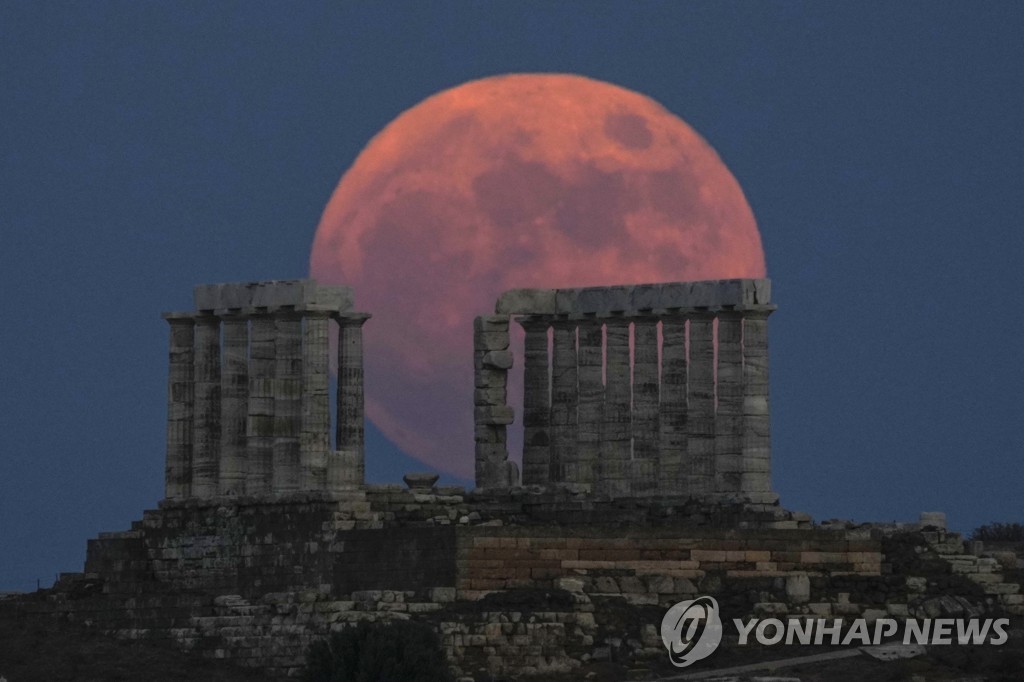 ′분홍빛 보름달 휘영청′…지구촌 밝힌 스트로베리 문 